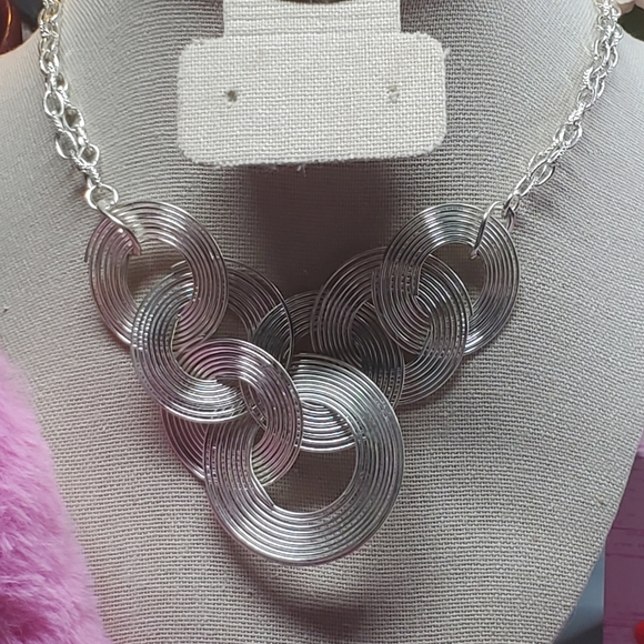 Beautiful 18" silvertone Statement Necklace NWT. - Picture 10 of 12